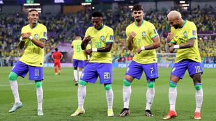 Jugadores de Brasil celebran el gol de Vinicius 4-1 sobre Corea del...