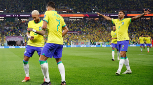 Neymar y Paquetá celebran el gol del '10' en la victoria de...