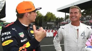 Coulhard sonríe ante la presencia de Verstappen.