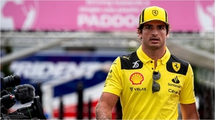 Carlos Sáinz, vestido con la ropa de Ferrari.