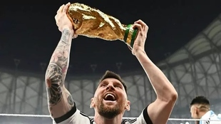 Lionel Messi levantando la Copa del Mundo
