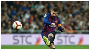 Messi golpea el balón en su etapa en el Barcelona