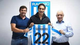 Primera postal de Guerrero con la camiseta de Racing.