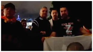El padre de Djokovic posa con los partidarios de Putin