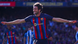 Marcos Alonso festeja un gol con el Barcelona.