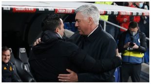 Ancelotti saluda a Xavi antes del último Clásico