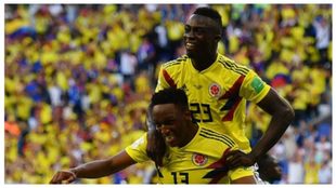 Yerry Mina y Davinson Sánchez celebran un gol con Colombia