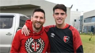 Leo Messi posa con su amigo Formica, de Defensores de Belgrao