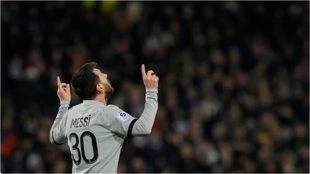 Messi señala al cielo después de marcar ante el Montpellier.