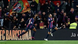 Jordi Alba y Koundé celebran el primer gol del Barcelona al Sevilla.